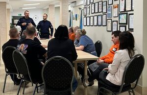 Policjanci na spotkaniu z pracownikami zakładu.