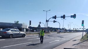 Policjant idzie drogą.