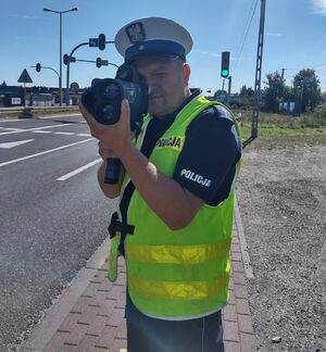 Policjant mierzy prędkość.