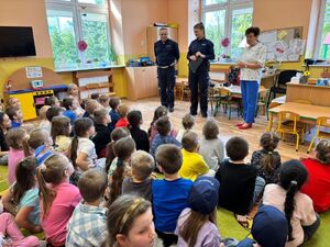 Policjanci i strażacy na spotkaniu z przedszkolakami.