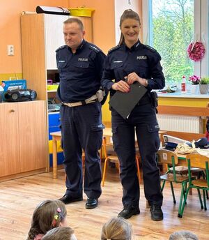 Policjanci i strażacy na spotkaniu z przedszkolakami.