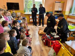 Policjanci i strażacy na spotkaniu z przedszkolakami.