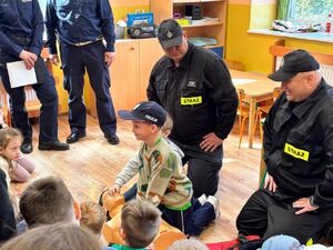 Policjanci i strażacy na spotkaniu z przedszkolakami.