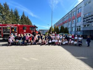 Policjanci i strażacy na spotkaniu z przedszkolakami.
