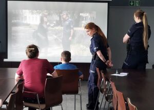 Wizyta chłopca na komendzie policji.