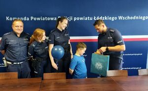 Wizyta chłopca na komendzie policji.