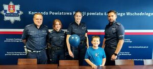 Wizyta chłopca na komendzie policji.