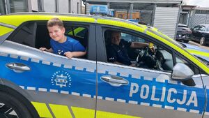 Wizyta chłopca na komendzie policji.