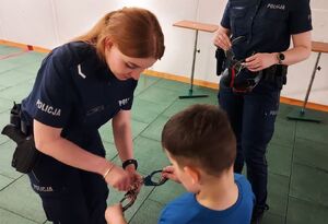 Wizyta chłopca na komendzie policji.