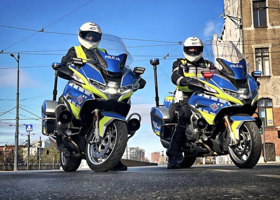 Policjanci na motocyklach.