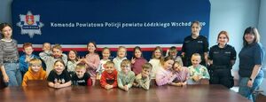 Uczniowie z policjantkami pozują do zdjęcia.