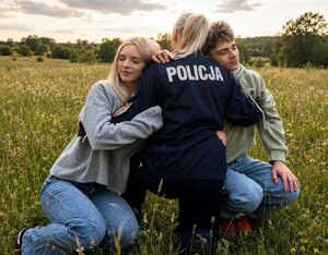 Policjantka na zdjęciu ze swoimi dziećmi.
