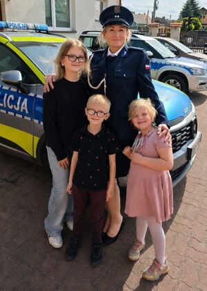 Policjantka na zdjęciu ze swoimi dziećmi.