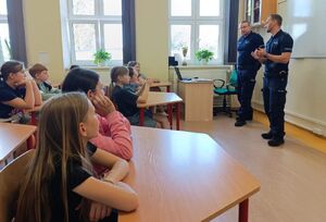 Dzielnicowi na spotkaniu z uczniami w szkole.