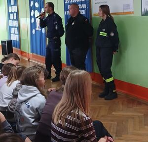 Policjanci na spotkaniach z uczniami i mieszkańcami.