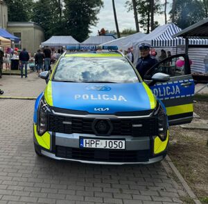 Policjanci na spotkaniach z uczniami i mieszkańcami.