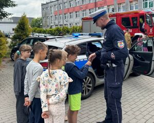 Policjanci na spotkaniu z przedszkolakami.