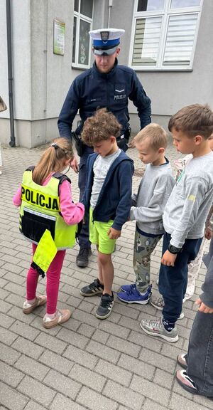 Policjanci na spotkaniu z przedszkolakami.