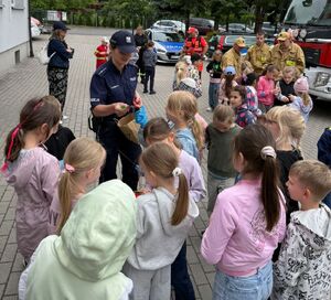 Policjanci na spotkaniu z przedszkolakami.