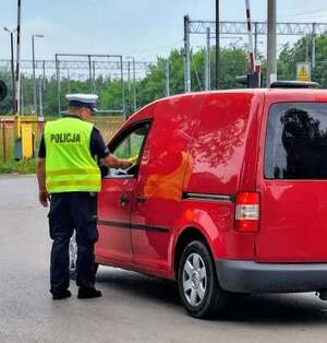 Policjanci kontrolują trzeźwość kierowców.