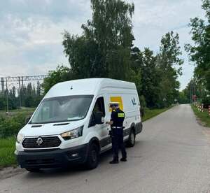 Policjanci kontrolują trzeźwość kierowców.