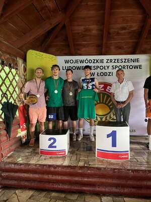 Drużyna koszykarska na podium.