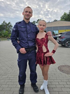 Policjant stoi obo9k dziewczynki.