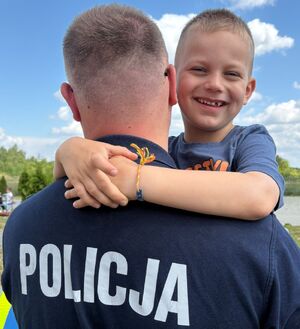 Policjant z dziećmi.