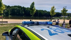 Policjanci i strażacy na działaniach profilaktycznych przy akwenie w Lisowicach.