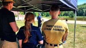 Policjanci i strażacy na działaniach profilaktycznych przy akwenie w Lisowicach.