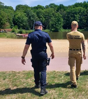 Policjanci i strażacy na działaniach profilaktycznych przy akwenie w Lisowicach.