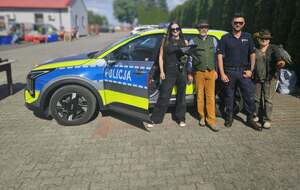 Policjanci na piknikach i na spotkaniach z dziećmi.