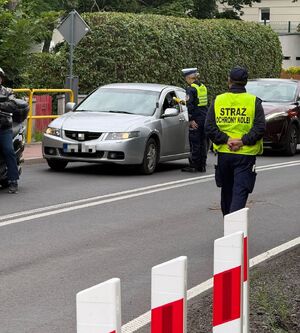 Policjanci i straż ochrony kolei prowadzą działania przy przejazdach kolejowych.