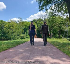 Policjantka i leśnik patrolują rejon nad wodą.