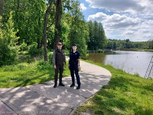 Policjantka i leśnik patrolują rejon nad wodą.