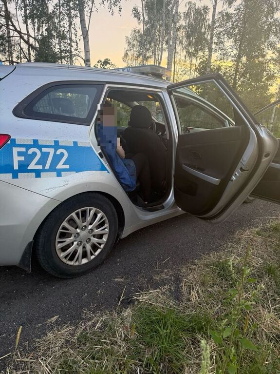 Odnaleziona kobieta siedzi w radiowozie.