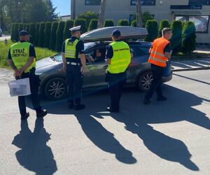 Policjanci ruchu drogowego prowadzą działania przy przejazdach kolejowych razem ze służbą ochrony kolei.