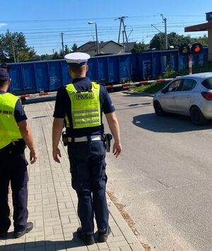 Policjanci ruchu drogowego prowadzą działania przy przejazdach kolejowych razem ze służbą ochrony kolei.