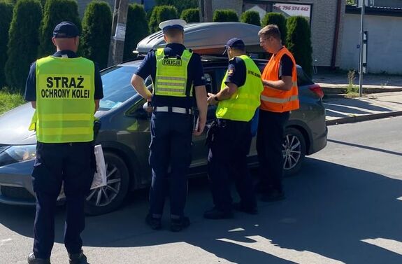 Policjanci ruchu drogowego prowadzą działania przy przejazdach kolejowych razem ze służbą ochrony kolei.