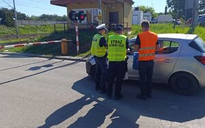 Policjanci ruchu drogowego prowadzą działania przy przejazdach kolejowych razem ze służbą ochrony kolei.