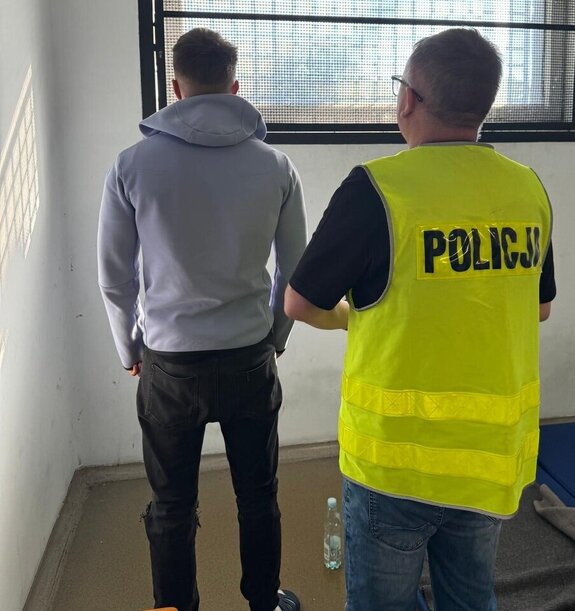 Policjant w kamizelce odblaskowej z przodu zatrzymany.