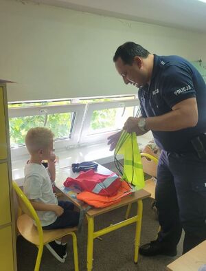 Policjanci podczas spotkania w szkole z uczniami.