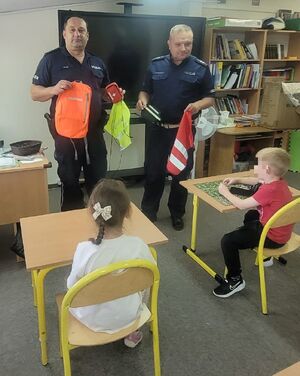 Policjanci podczas spotkania w szkole z uczniami.