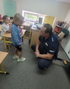 Policjanci podczas spotkania w szkole z uczniami.