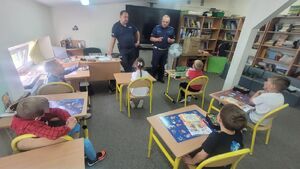 Policjanci podczas spotkania w szkole z uczniami.