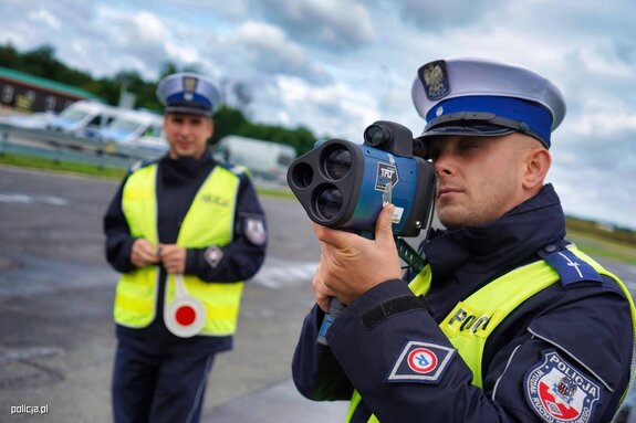 Policjant mierzy prędkość.
