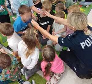Policjanci na spotkaniu z dziećmi w przedszkolu.