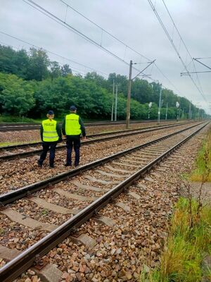 Policjanci i strażnicy ochrony kolei na służbie w rejonie torów kolejowych.