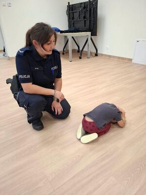 Policjantka na spotkaniu z dziećmi.