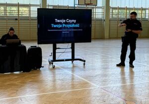 Policjanci na spotkaniach w szkołach z dziećmi i młodzieżą.